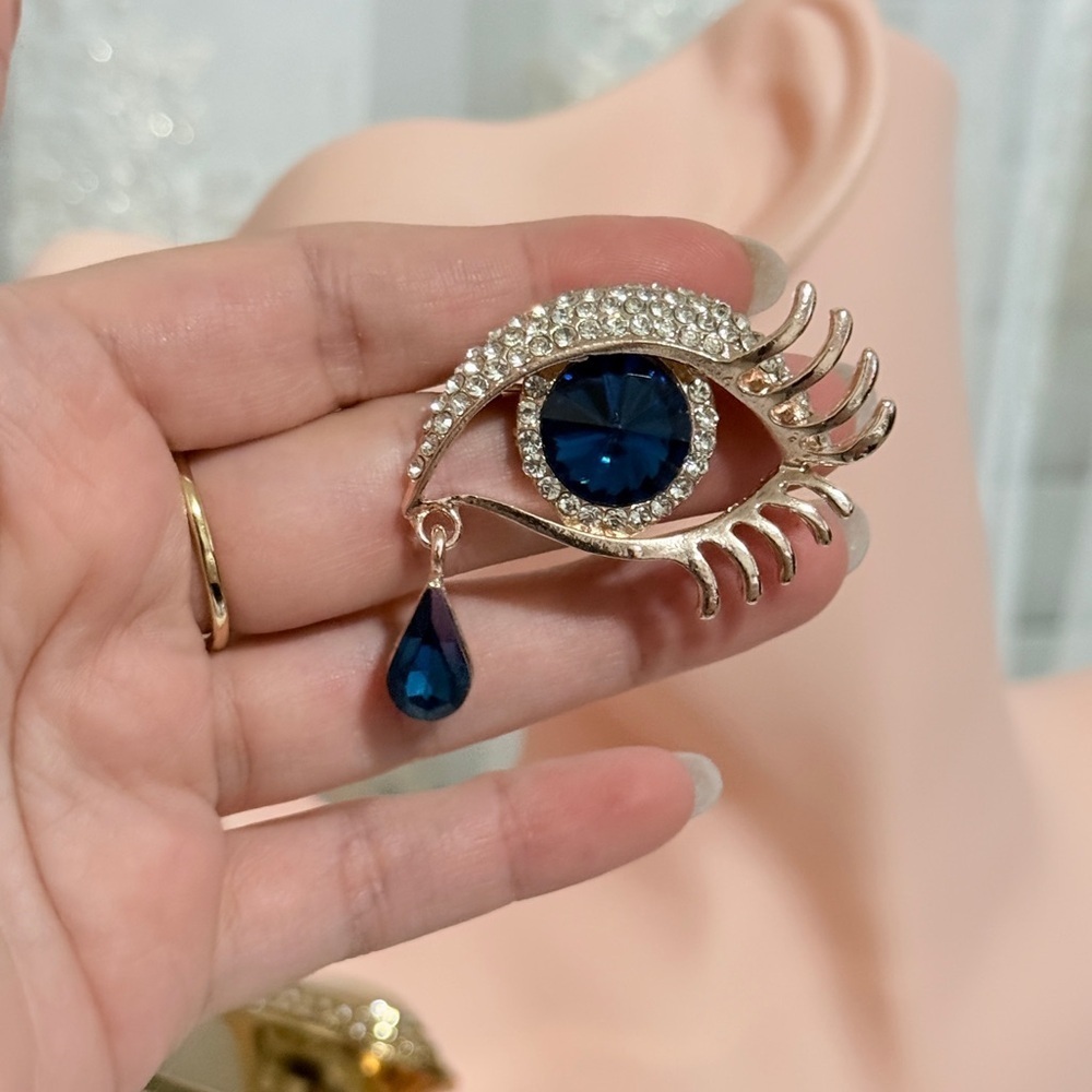 Elegant Blue and Gold Eye Brooch - Picture 3 of 5